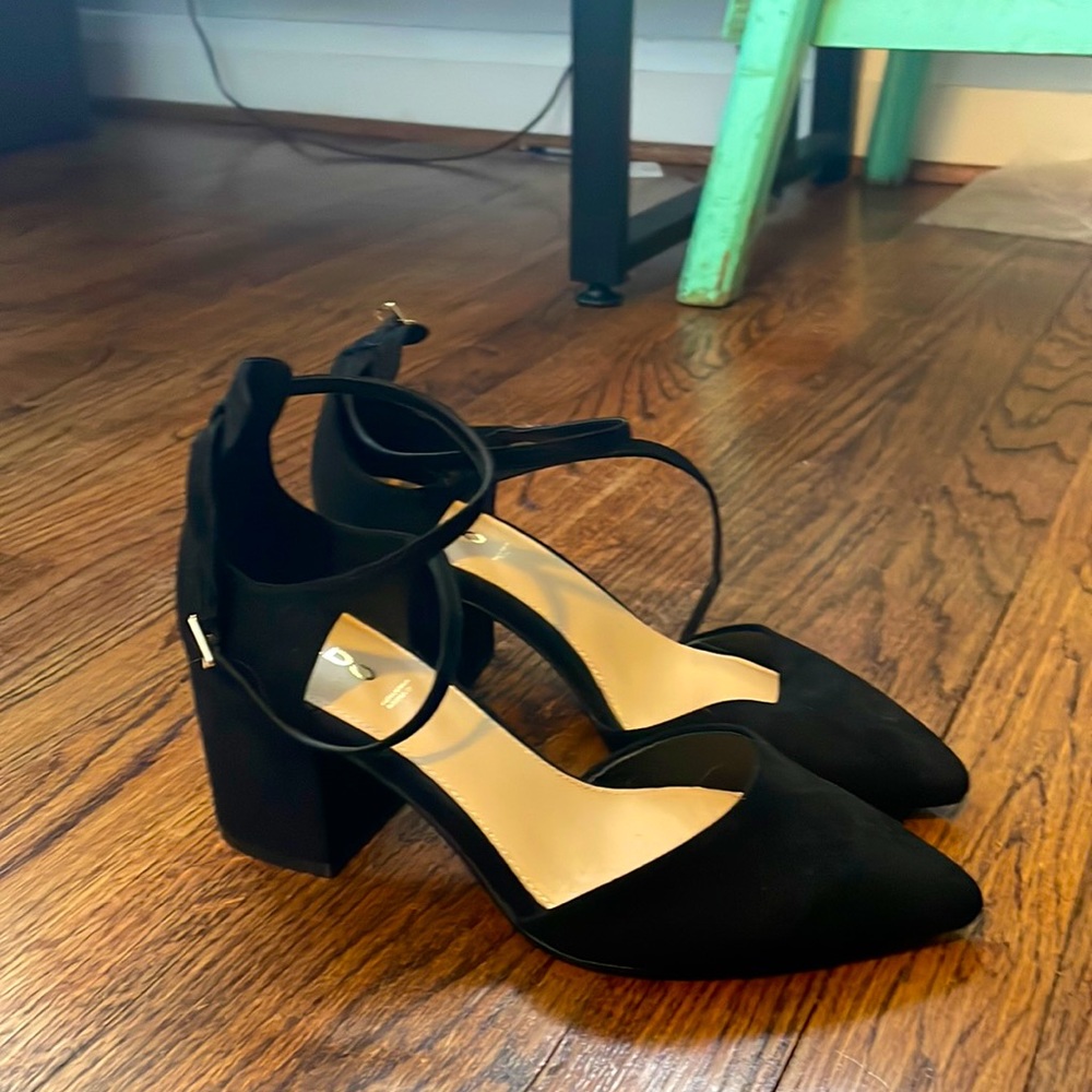 Pointed toe heel